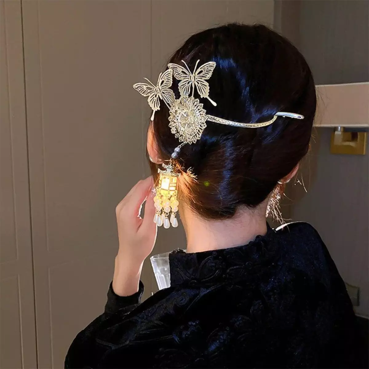 Pilih hair clips kupu-kupu sesuai dengan Warna dan Tekstur Rambut
