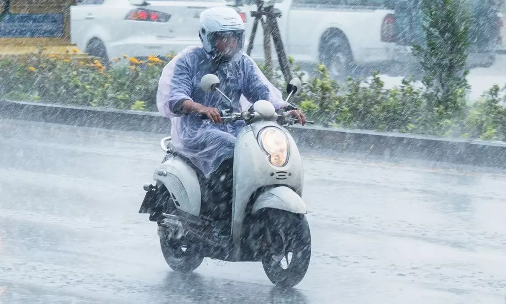 Tips Perawatan Sepeda Motor Pasca Menerobos Hujan