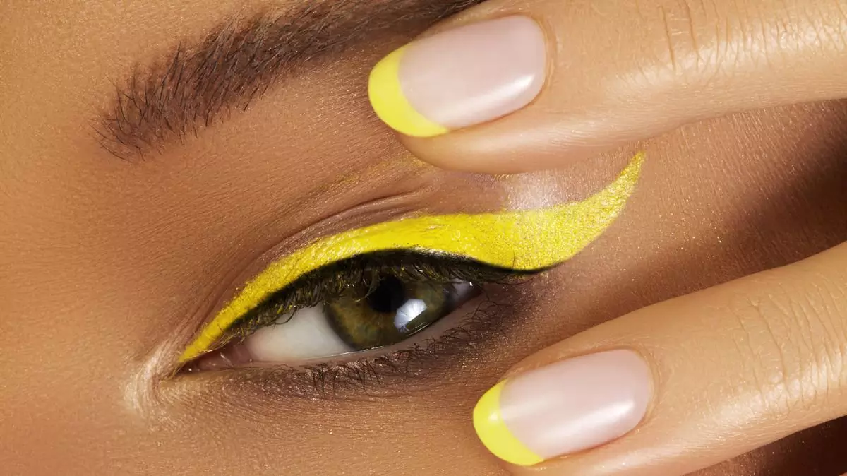 Colorful Eyeliner untuk Hidupkan dan Ekspresikan Matamu Colorful Eyeliner untuk Hidupkan dan Ekspresikan Matamu