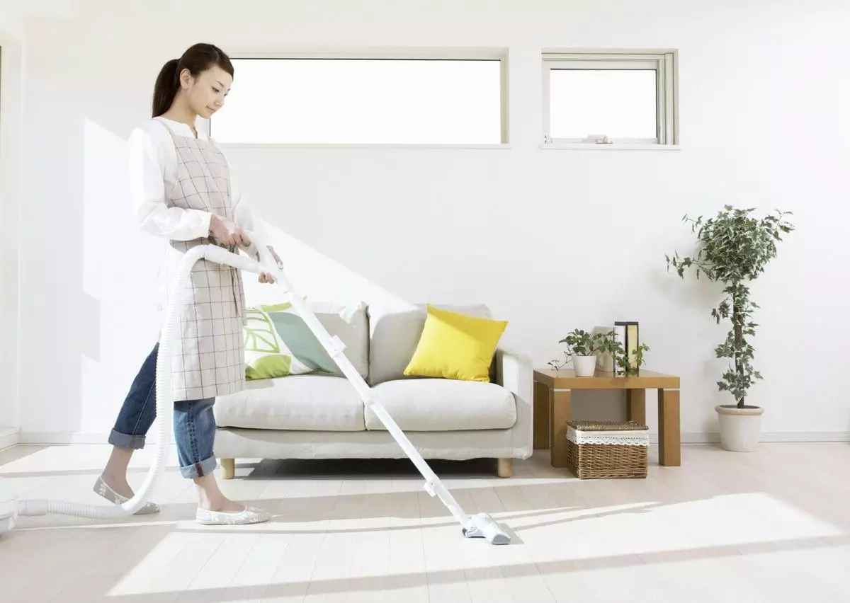 Membersihkan Rumah Secara Rutin Membersihkan Rumah Secara Rutin