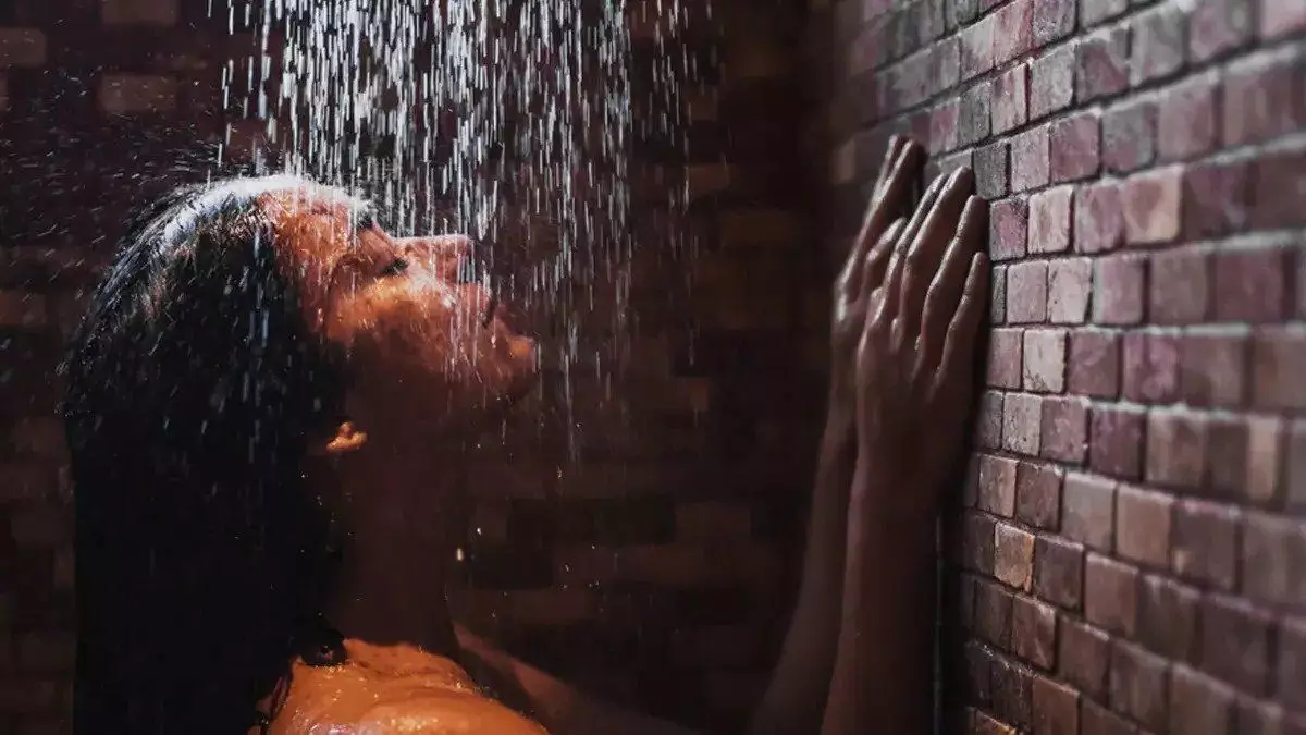 Manfaat mandi malam secara umum Manfaat mandi malam secara umum