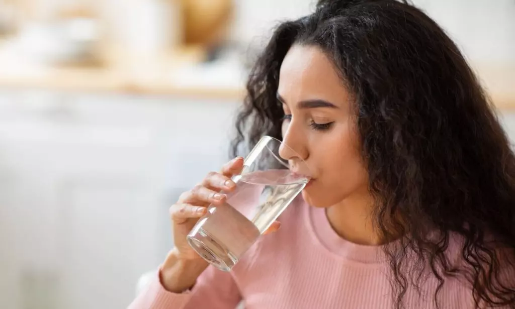 Ada Rahasia Kesehatan Dibalik Manfaat Minum Air Putih Sebelum Makan