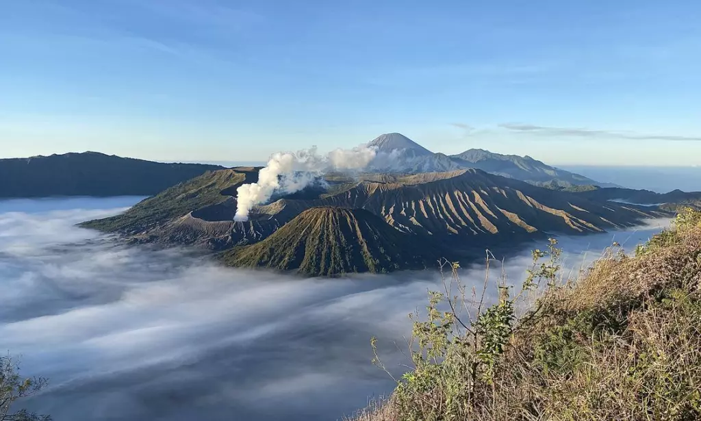 7 Gunung Berapi Aktif Di Indonesia Yang Jadi Favorit Wisatawan | PojokNulis