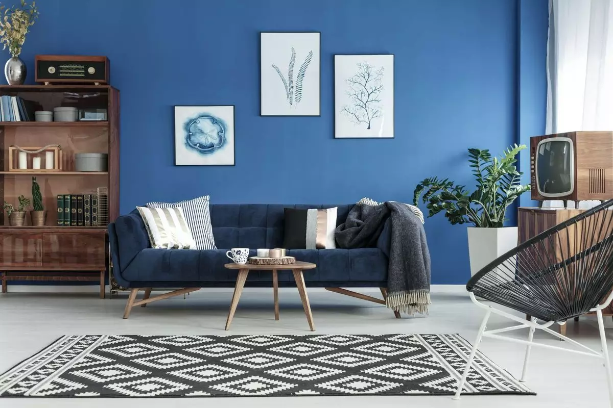 Ciptakan ruang tamu yang estetik dengan warna deep truth