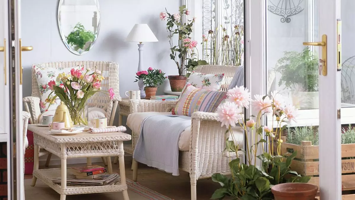 Pilih furnitur yang klasik, unik, atau antik untuk gaya shabby chic