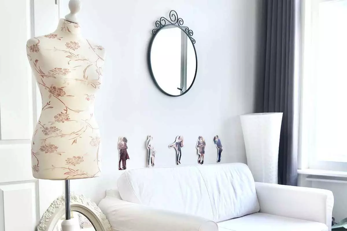 Cermin antik menjadi aksen menarik dalam gaya shabby chic