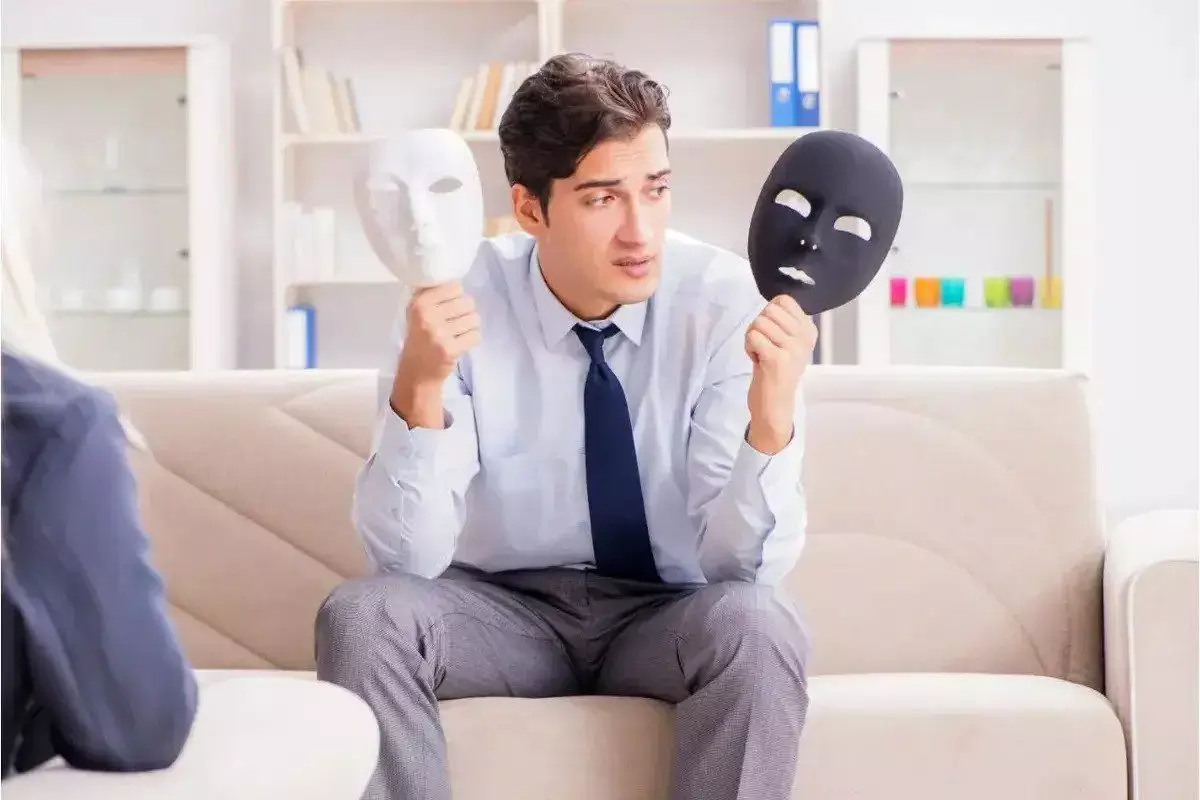 individu NPD memiliki harga diri yang rapuh dan tidak stabil