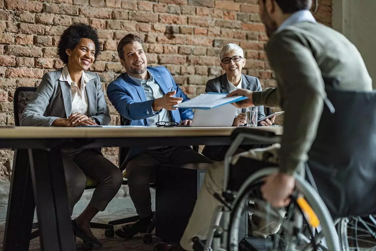 Tetap bersikap tenang dalam menjawab pertanyaan yang mengarah diskriminasi Tetap bersikap tenang dalam menjawab pertanyaan yang mengarah diskriminasi