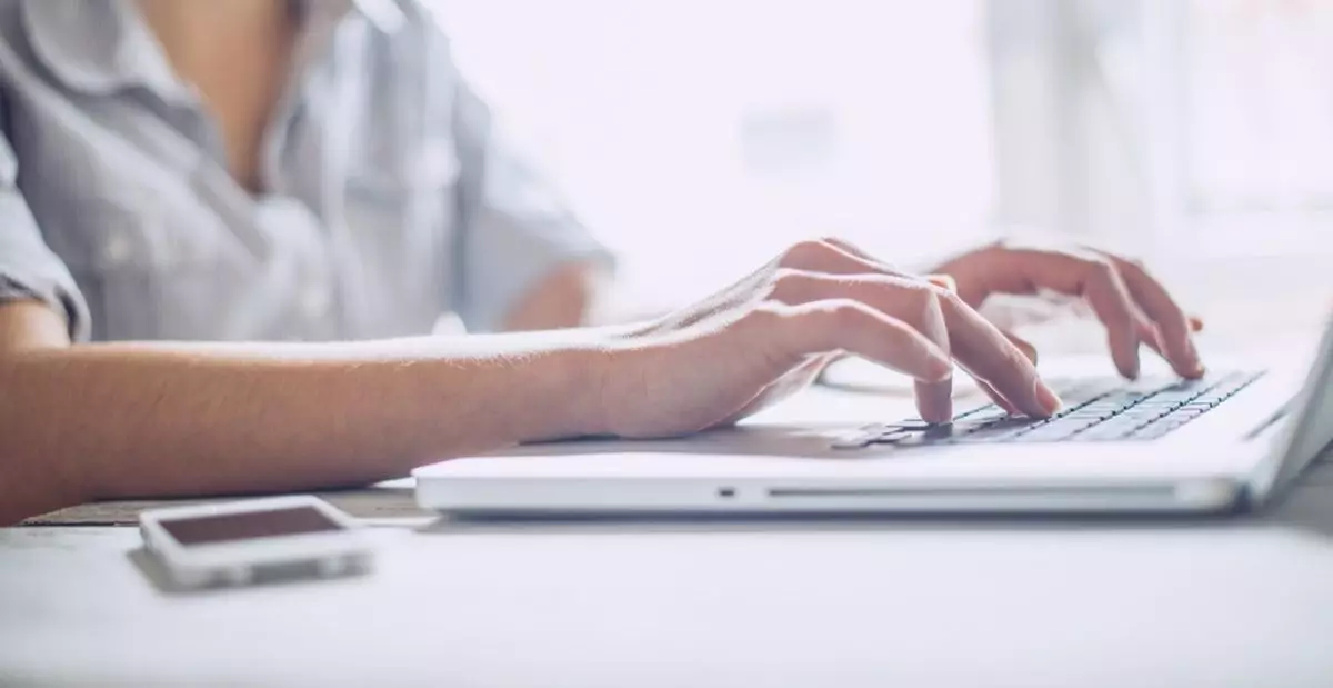 follow up rekruter dengan mengirimkan email follow up rekruter dengan mengirimkan email