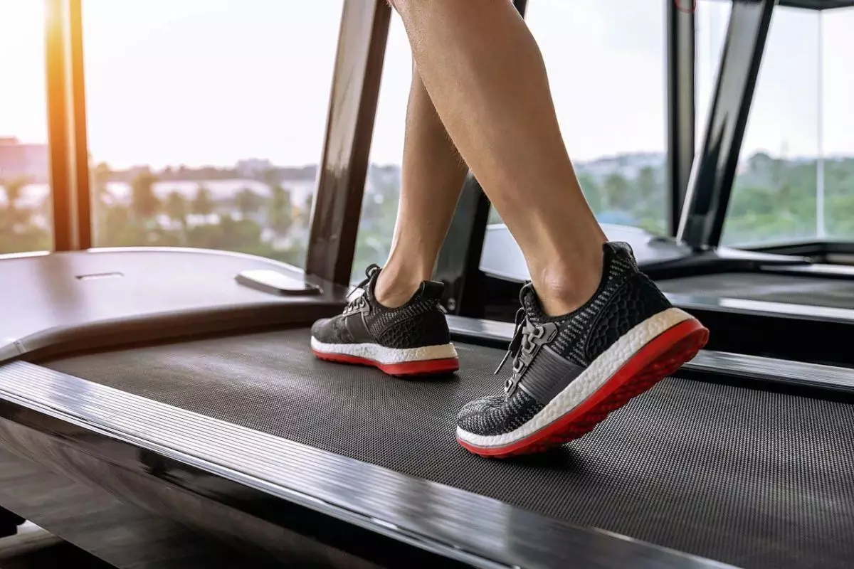 Berjalan atau Berlari di Tempat di dalam Ruangan Berjalan atau Berlari di Tempat di dalam Ruangan