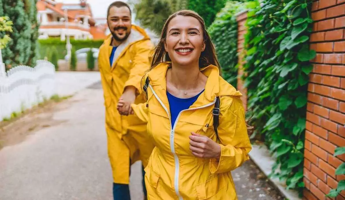 Mantel Tahan Air atau Raincoat Fashionable