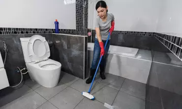 Rahasia Efektif Membersihkan Lantai Kamar Mandi Agar Kembali Kinclong