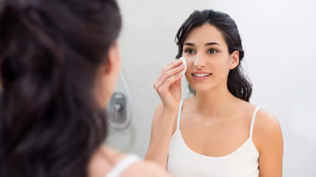 Rutin Membersihkan Wajah Rutin Membersihkan Wajah