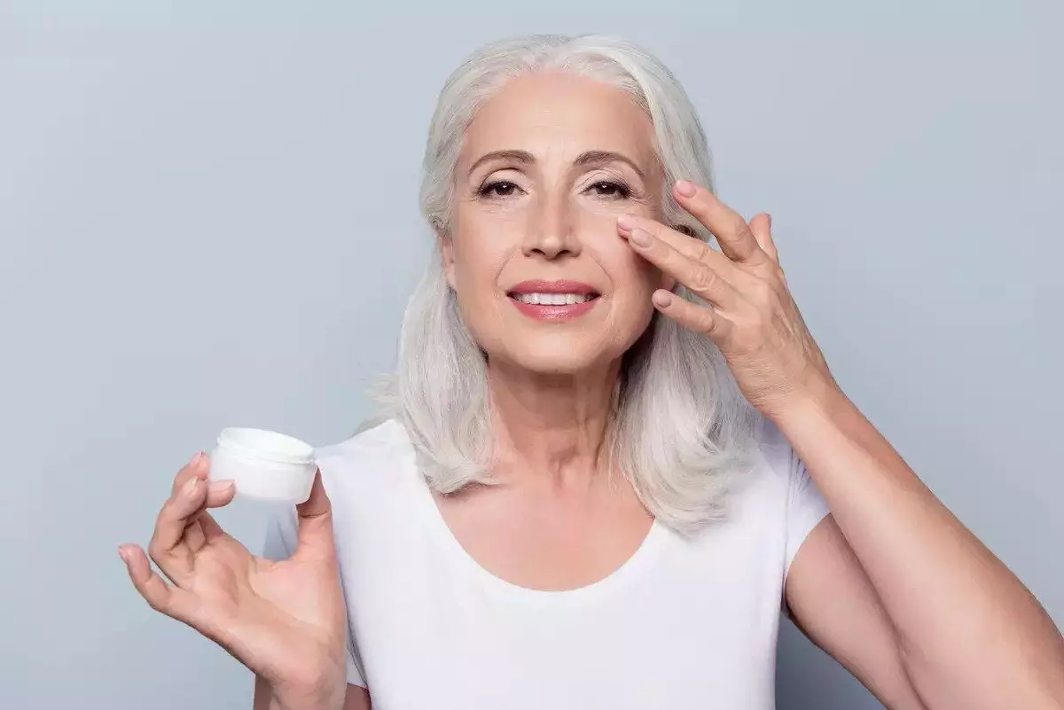 Perawatan Kulit dengan Produk Anti-Penuaan Perawatan Kulit dengan Produk Anti-Penuaan