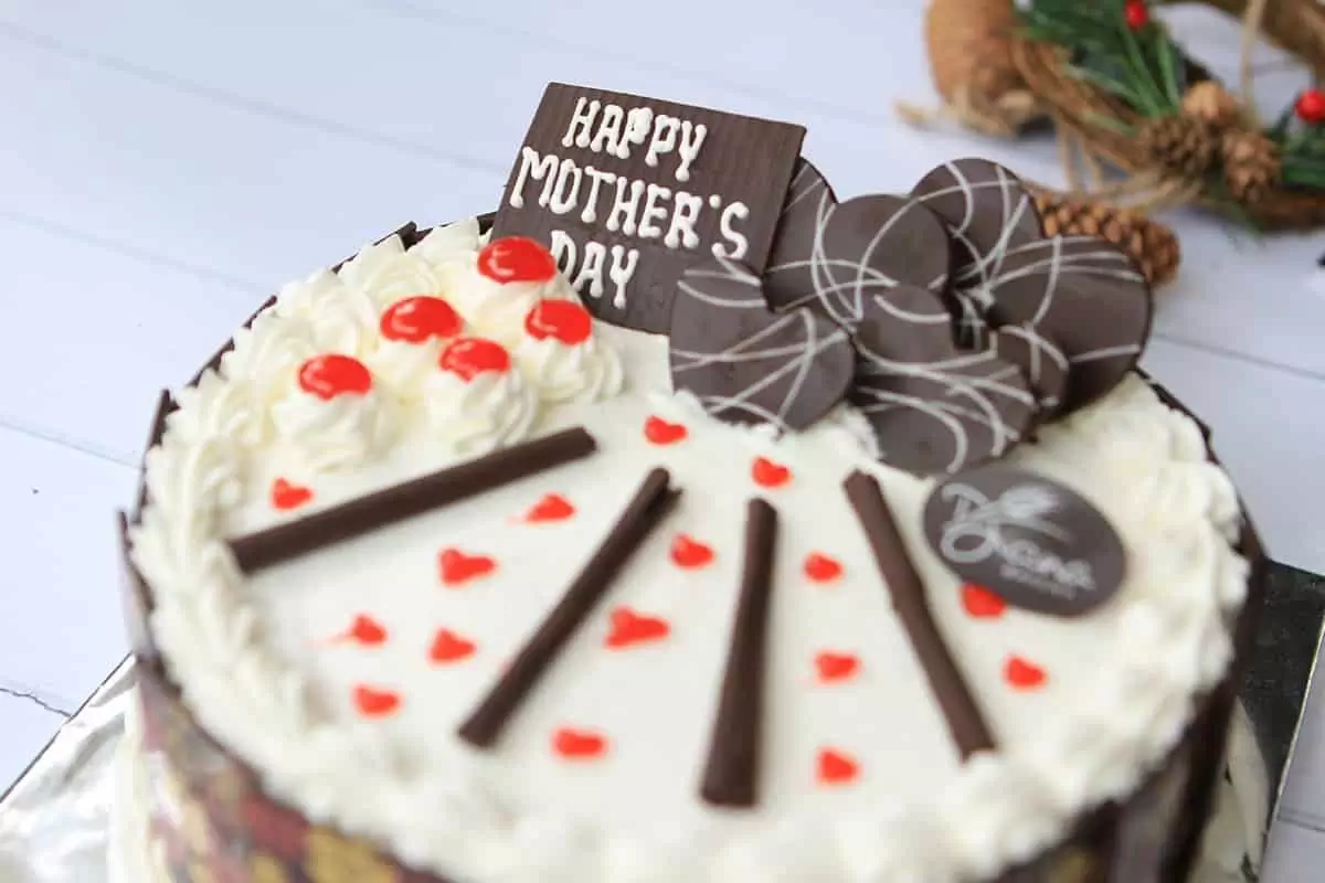 Membuatkan kue untuk ibu