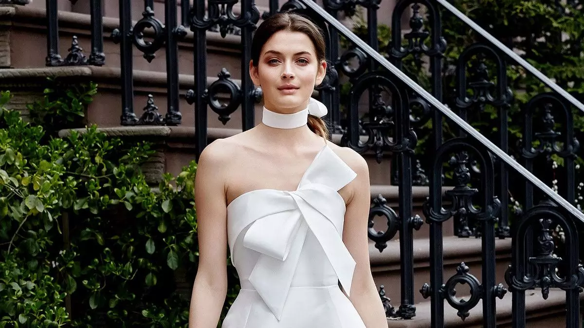 Kombinasi Fashion Slashed dengan Pita Bertumpu