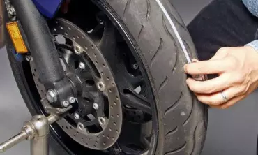 Mengenal Perbedaan serta Peruntukan Ban Depan dan Belakang Motor