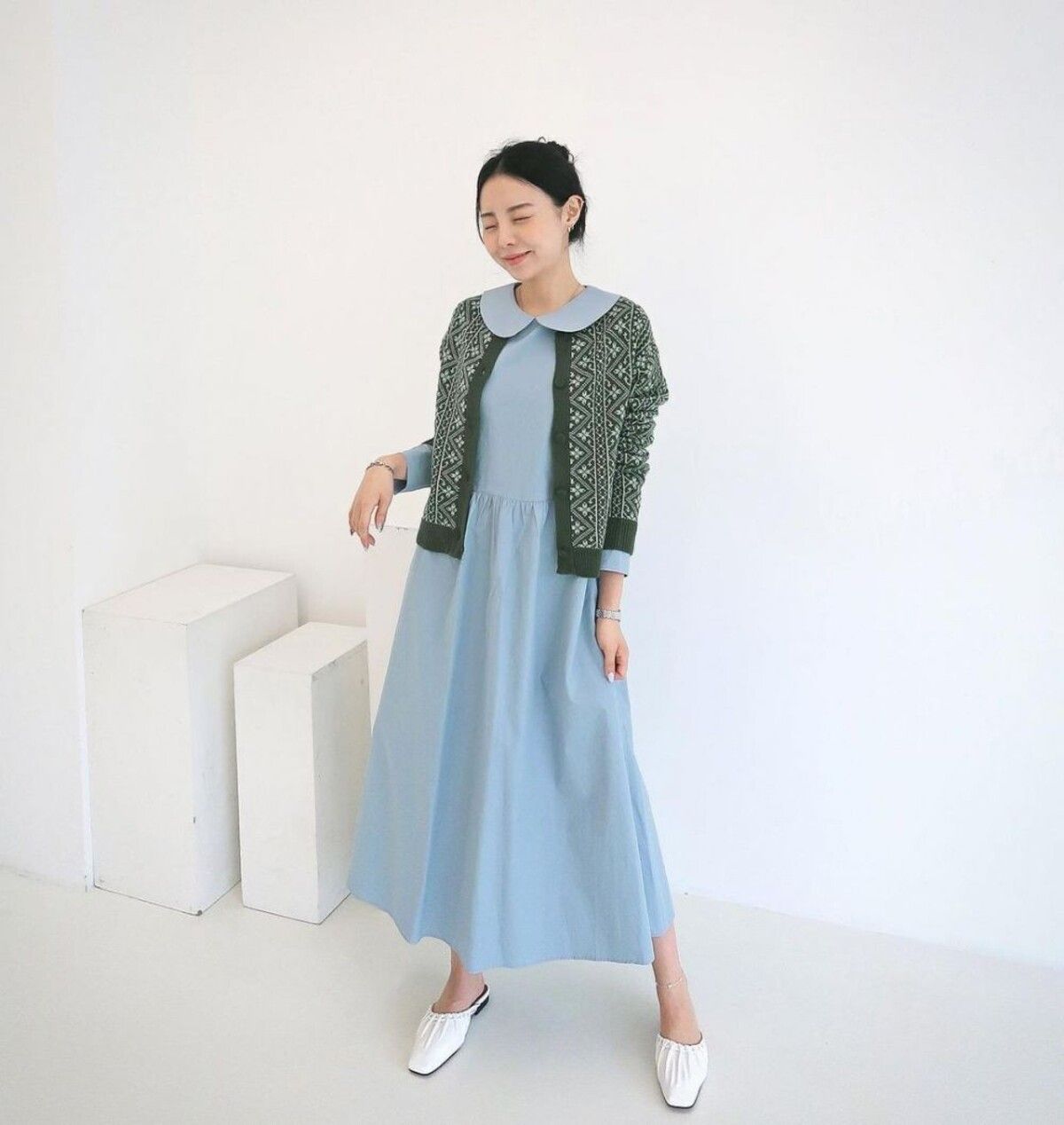 Kombinasi Midi Dress dan Kardigan