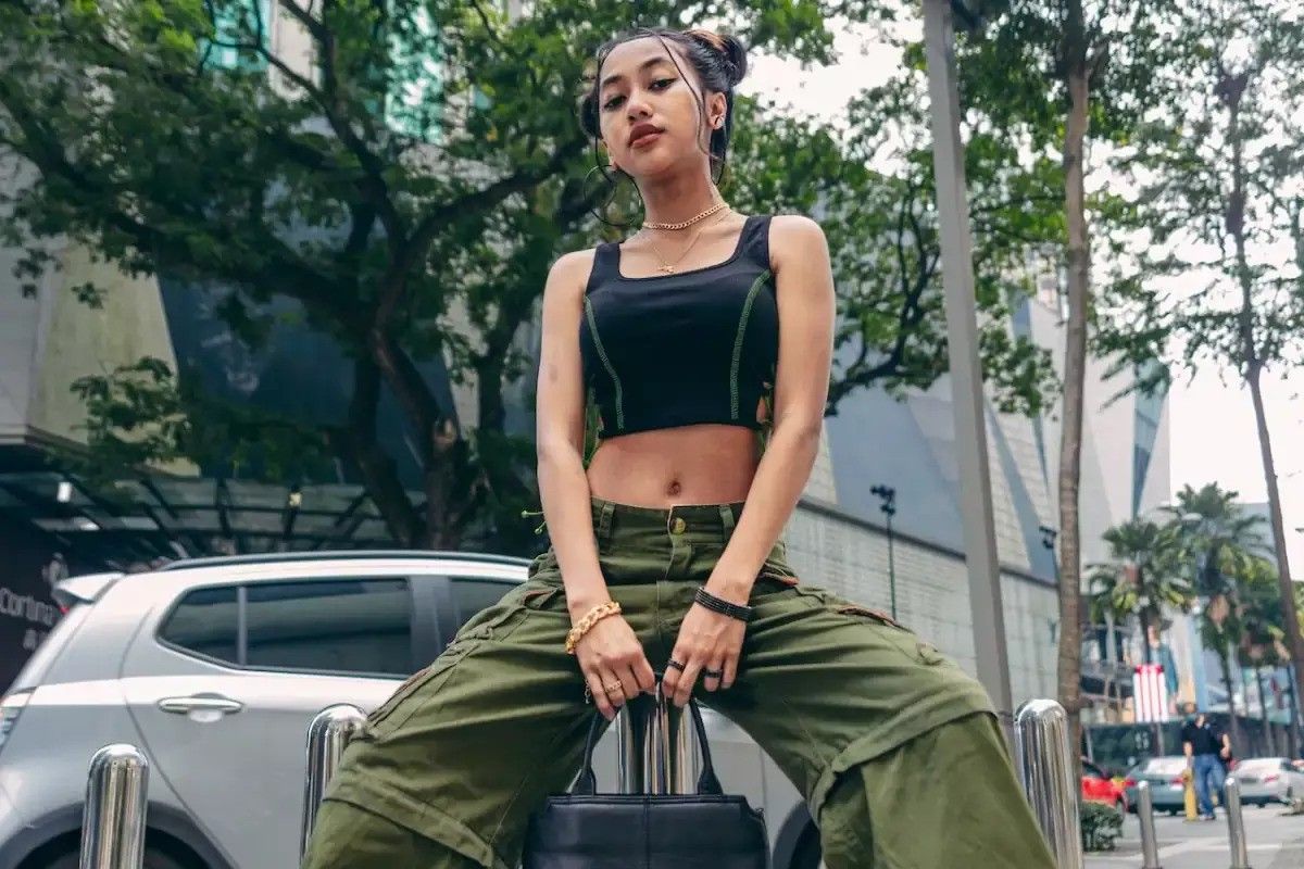 Kombinasi Cargo Pants dan Crop Top