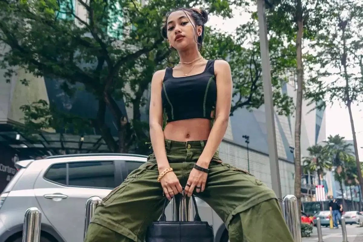 Kombinasi Cargo Pants dan Crop Top Kombinasi Cargo Pants dan Crop Top