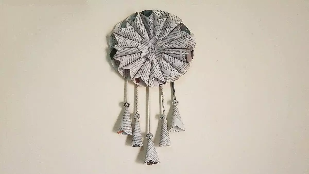 Hiasan Dinding dari Kertas Bekas