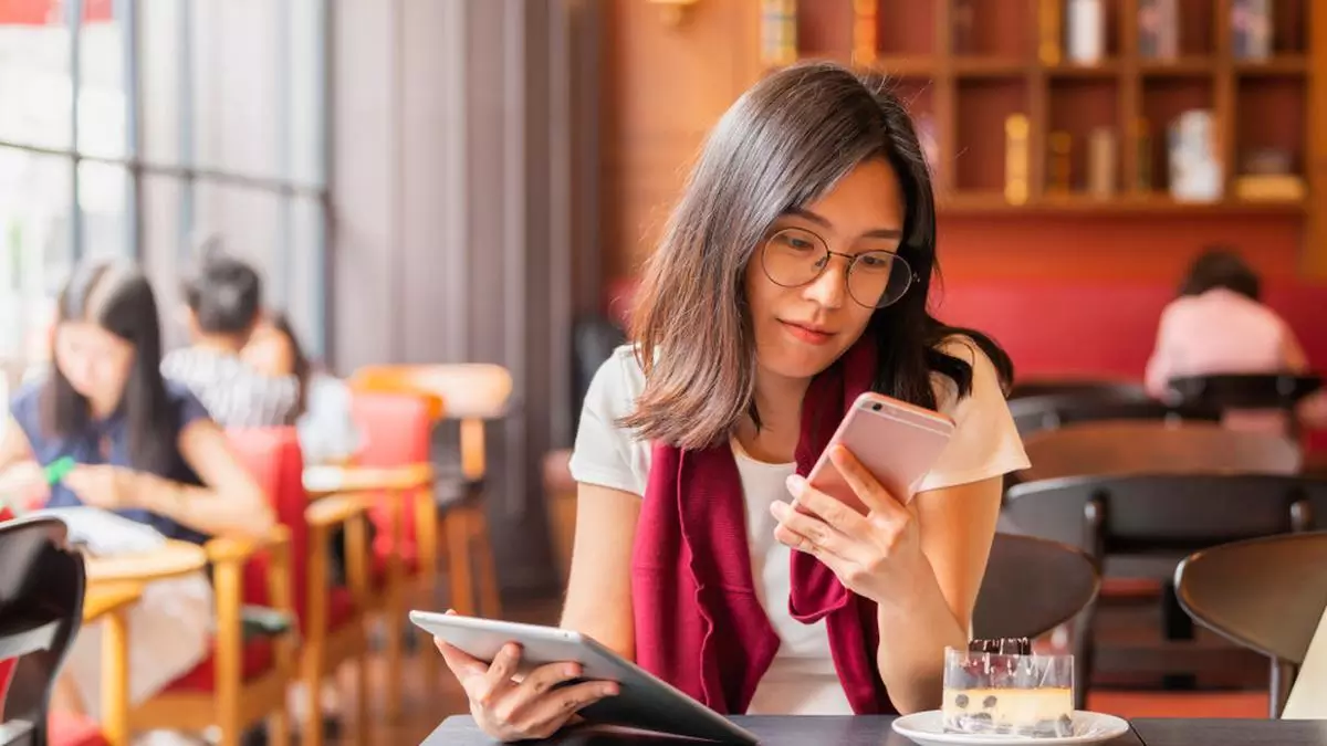 Menjaga Kontak dengan Mantan Menjaga Kontak dengan Mantan