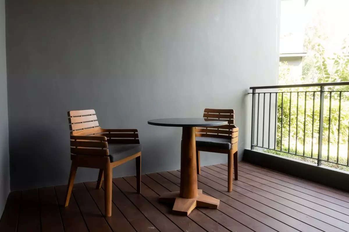 Teras Rumah Minimalis dengan Lantai Kayu Teras Rumah Minimalis dengan Lantai Kayu