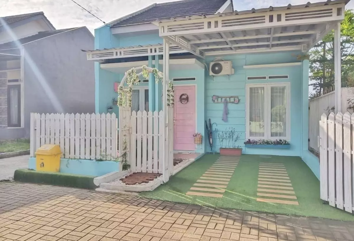 Teras Rumah Minimalis dengan Cat Warna Cerah Teras Rumah Minimalis dengan Cat Warna Cerah