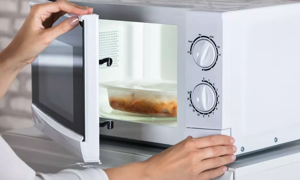 Jangan Panaskan Jenis Makanan Ini di Microwave, Bisa Meledak!