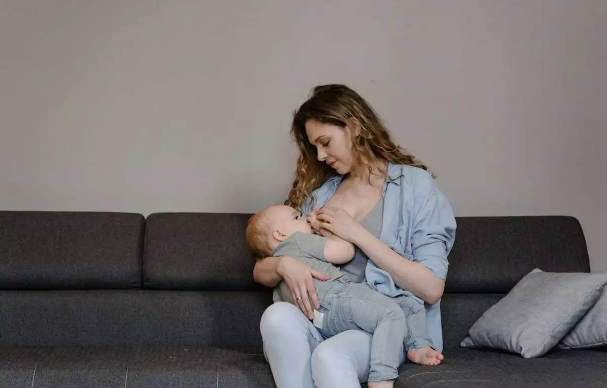 Pastikan posisi menyusui benar untuk mengatasi cegukan Pastikan posisi menyusui benar untuk mengatasi cegukan