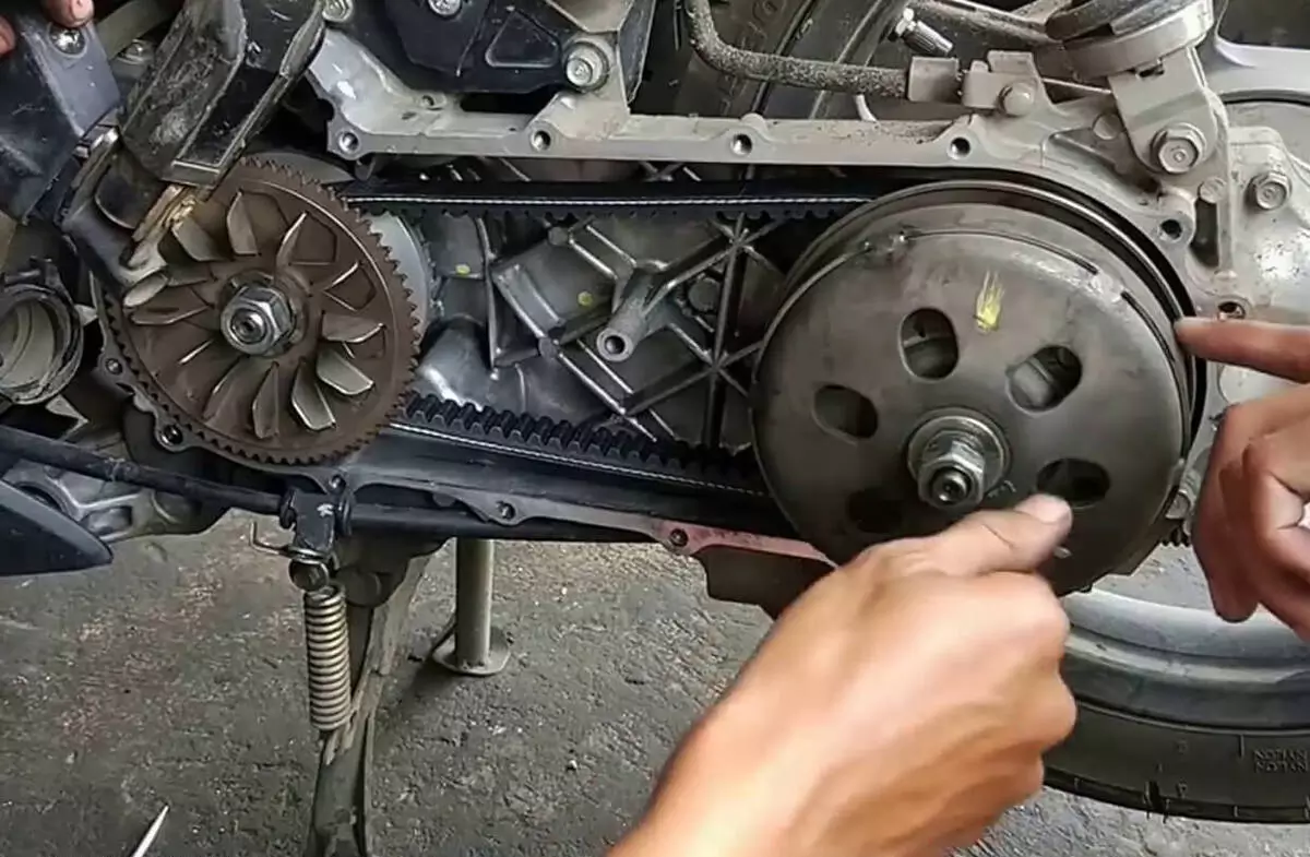 Periksa V-Belt dan Roller Motor Periksa V-Belt dan Roller Motor