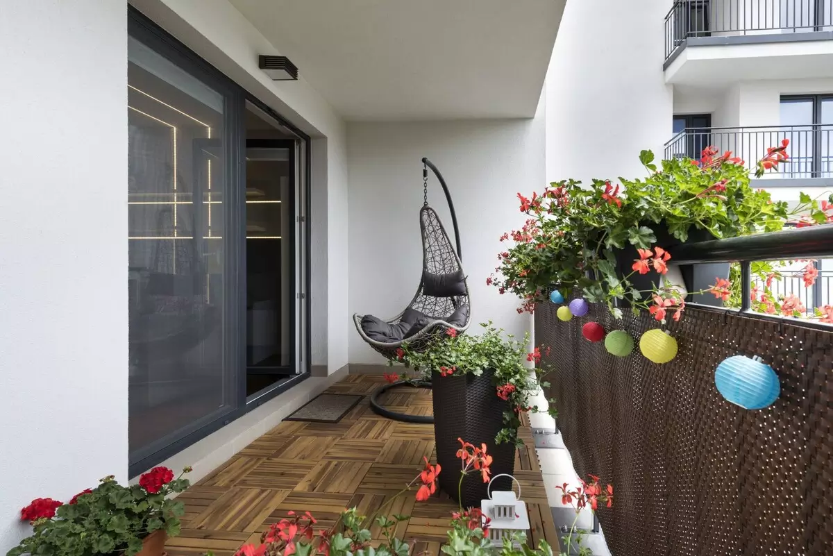 Balkon Cantik dengan Kursi Gantung