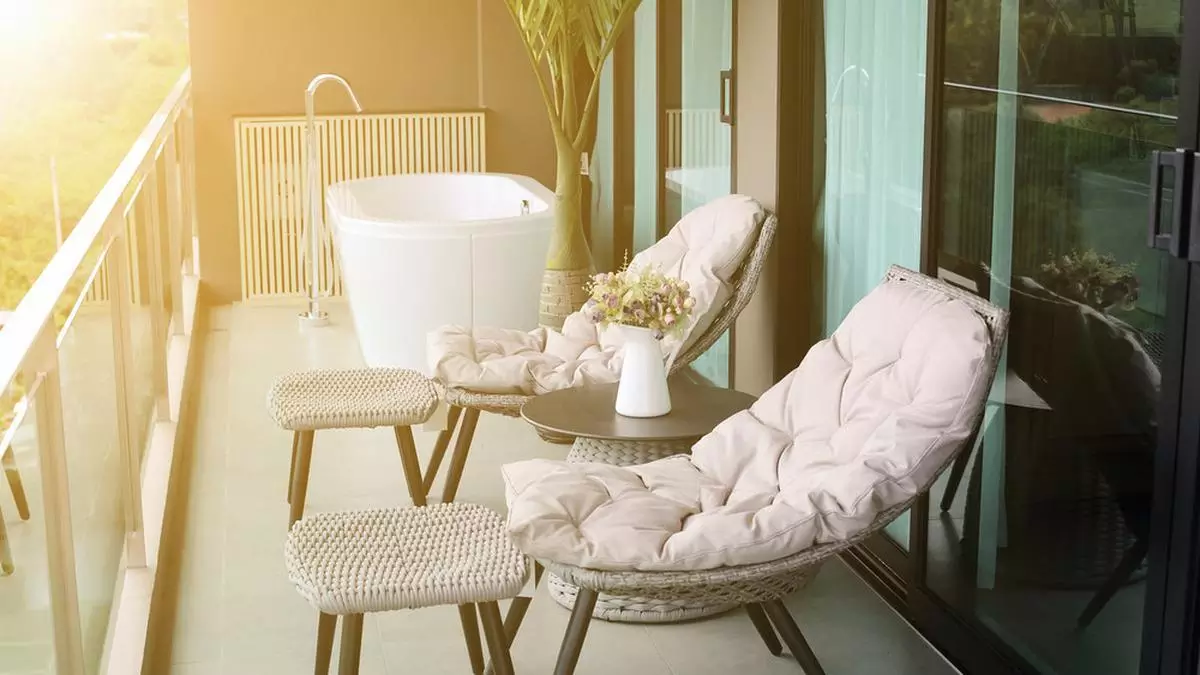 Balkon Cozy dengan Sentuhan Rotan