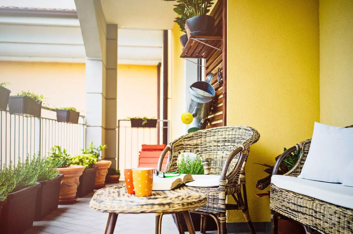 Balkon Minimalis Modern Warna Kuning