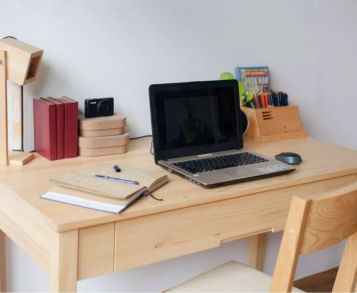 Ruang Kerja Minimalis dengan Kursi Meja Simpel Ruang Kerja Minimalis dengan Kursi Meja Simpel