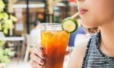 Sering Minum Es Teh Manis Memunculkan Risiko Kesehatan yang Patut Diwaspadai