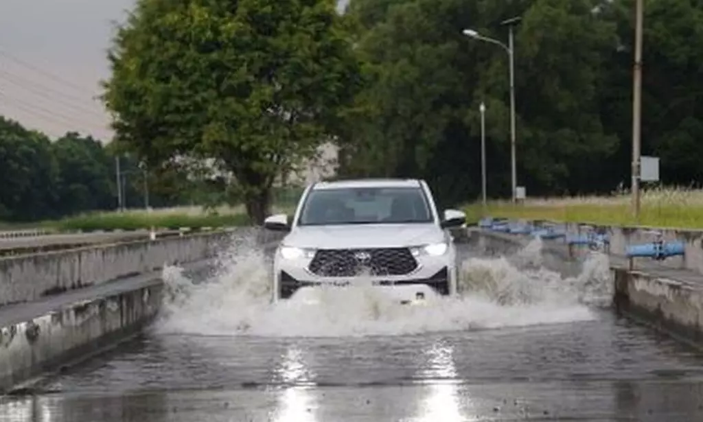 Tips Mengendarai Mobil Matic Agar Tidak Mogok Saat Melewati Banjir