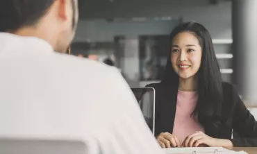 Tips Menjalin Hubungan yang Baik dengan Perekrut dan Rekan Kerja dalam Wawancara Kerja