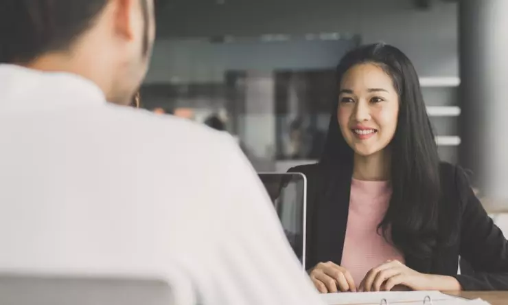 Tips Menjalin Hubungan yang Baik dengan Perekrut dan Rekan Kerja dalam Wawancara Kerja