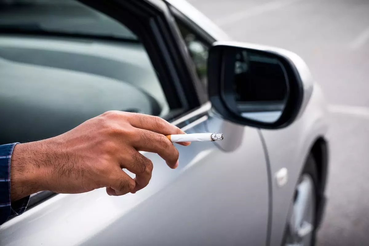 Merokok di dalam Mobil Merokok di dalam Mobil