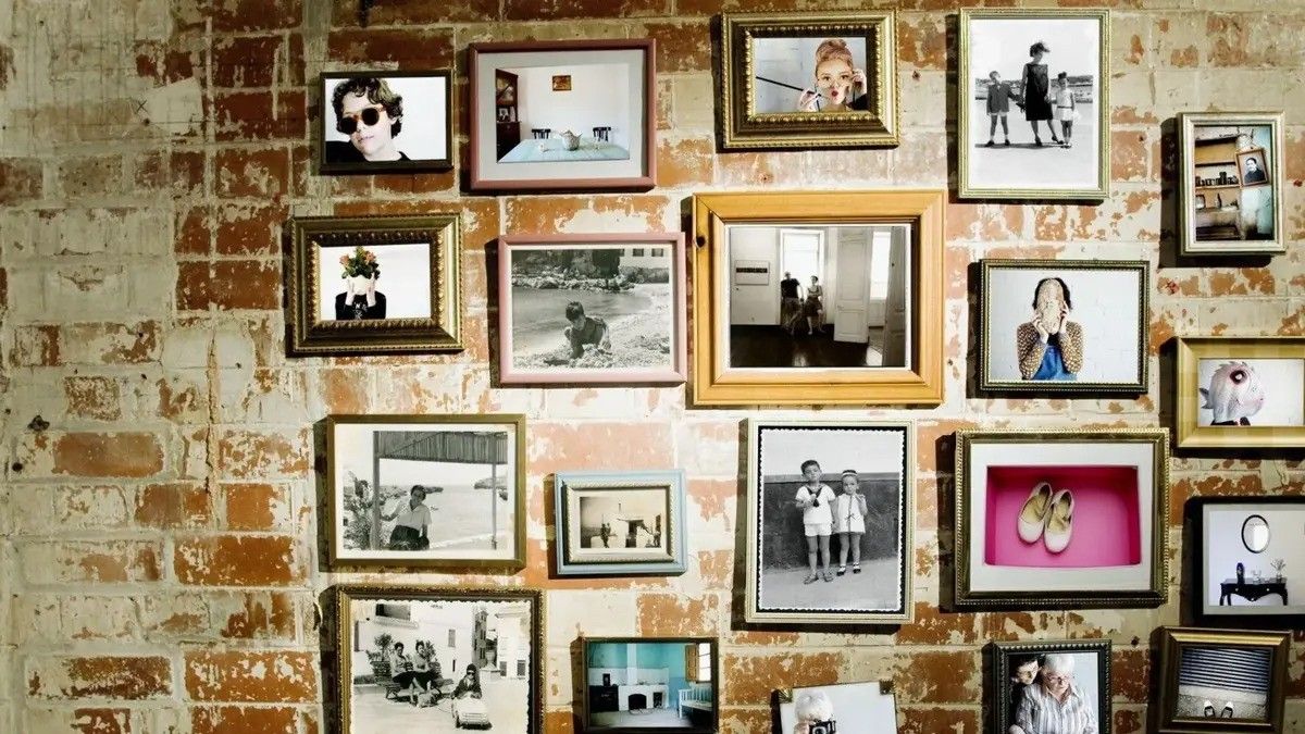 Pajangan Foto Keluarga Aesthetic di Kamar