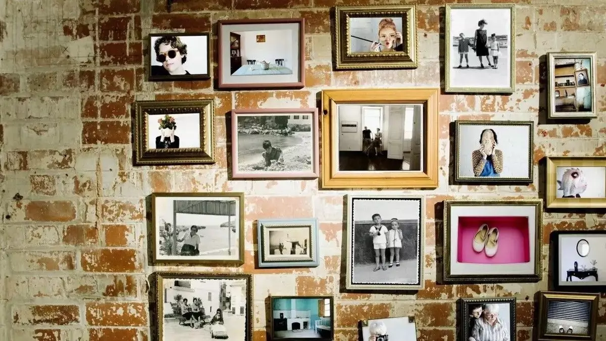 Pajangan Foto Keluarga Aesthetic di Kamar