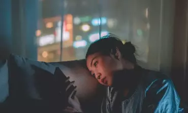 Apa Itu Doomscrolling: Dampaknya bagi Kesehatan Mental dan Cara Mencegahnya