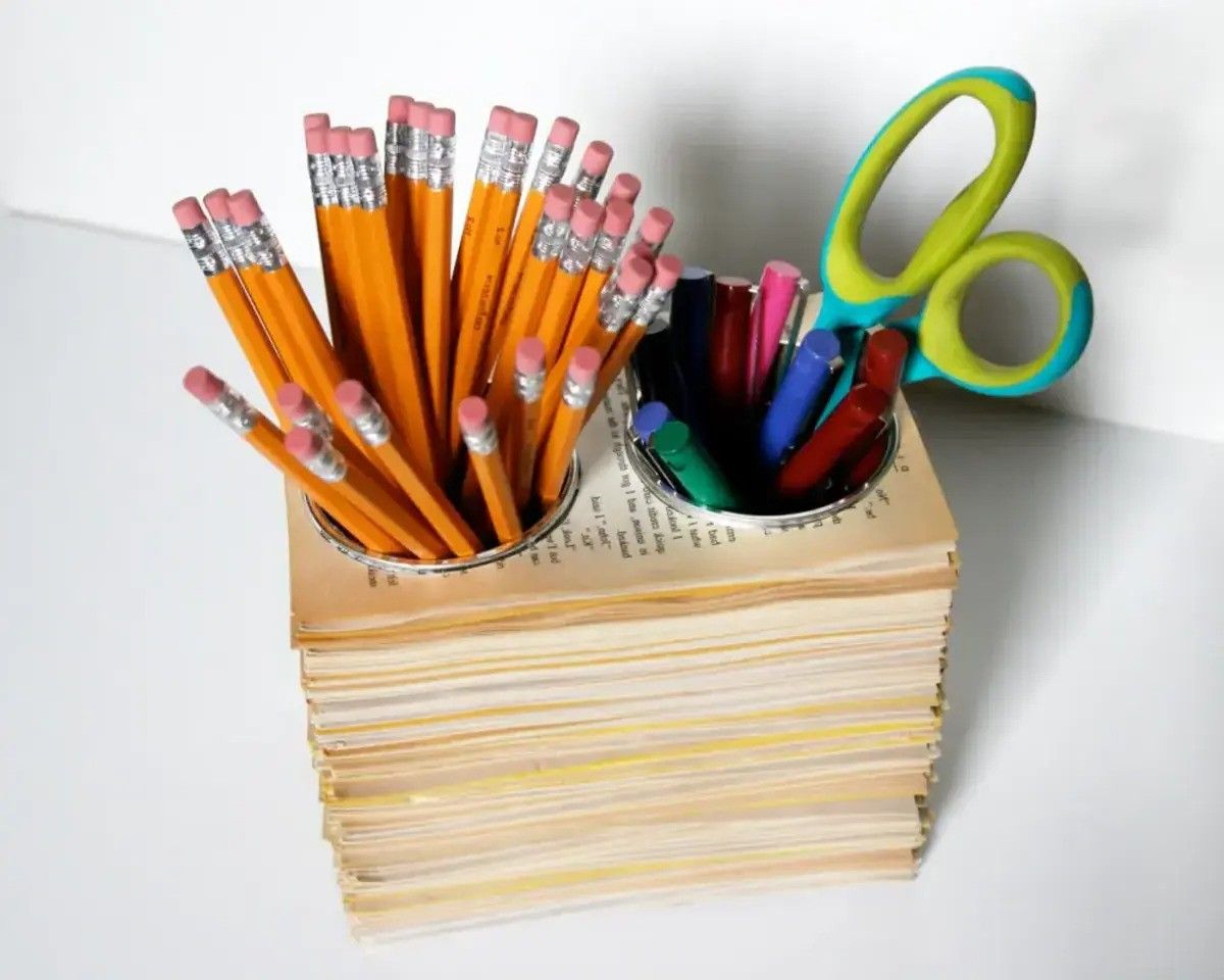 Tempat Pensil Kreatif dari Buku Bekas
