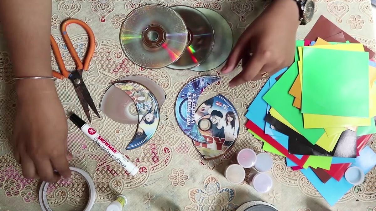 Aksesoris dari CD Bekas