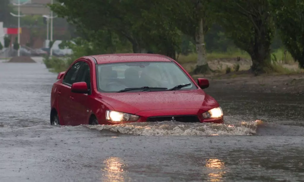 Dampak Buruk yang Terjadi Jika Mobil Nekat Terobos Banjir