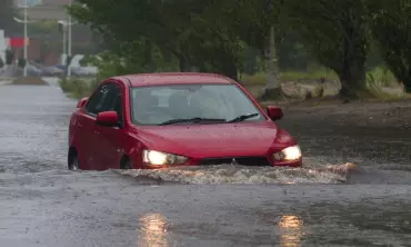 Dampak Buruk yang Terjadi Jika Mobil Nekat Terobos Banjir