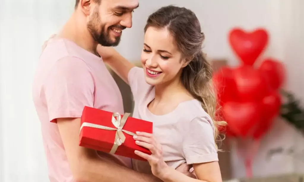 Rekomendasi Hadiah Romantis Ungkapan Rasa Sayang pada Pasangan