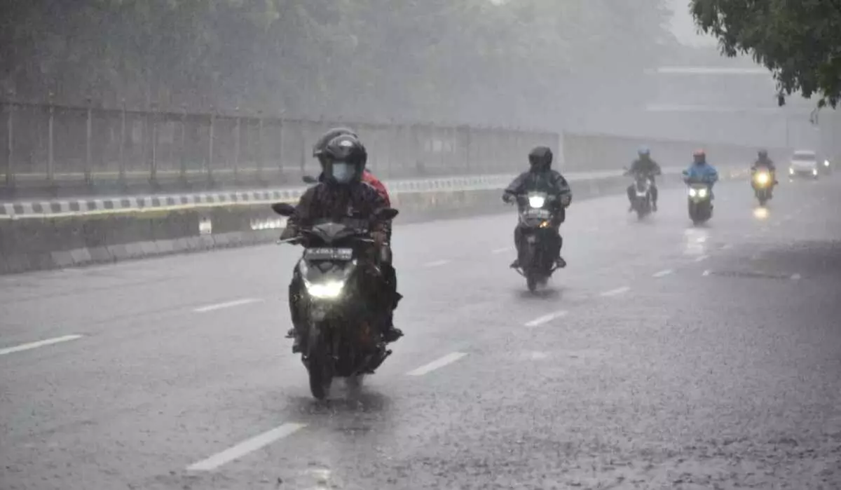 tips-berkendara-saat-hujan