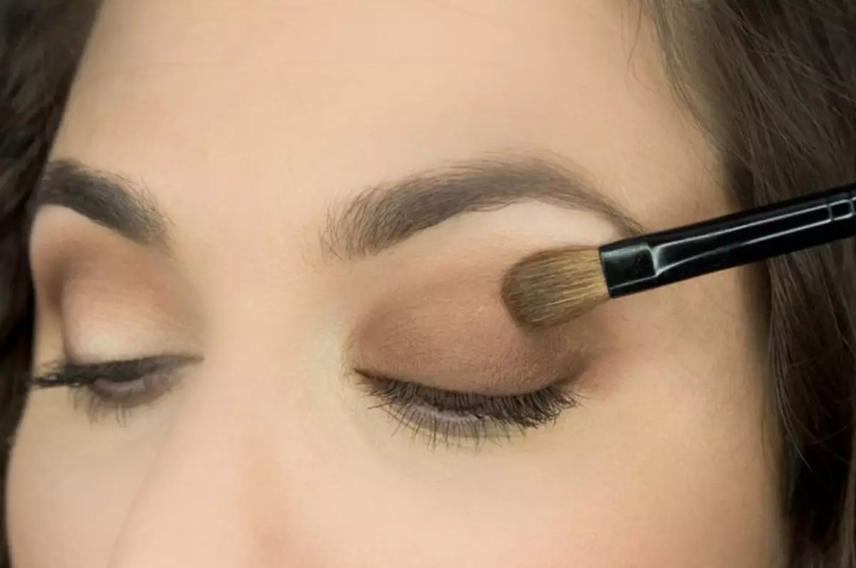 Memilih warna gelap sebagai alas Memilih warna gelap sebagai alas